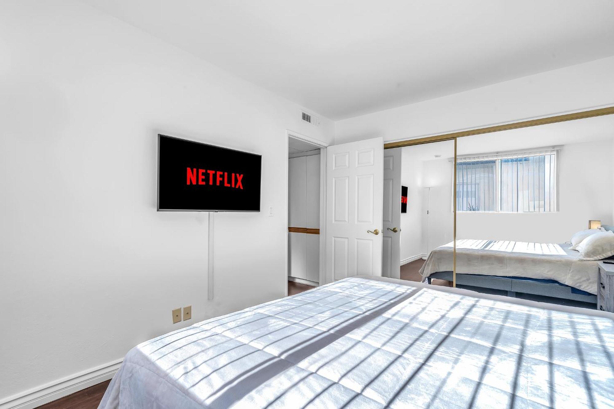Cozy 2 Bedroom & 2 Bathrooms By Beverly Hills With Free Parking Appartamento